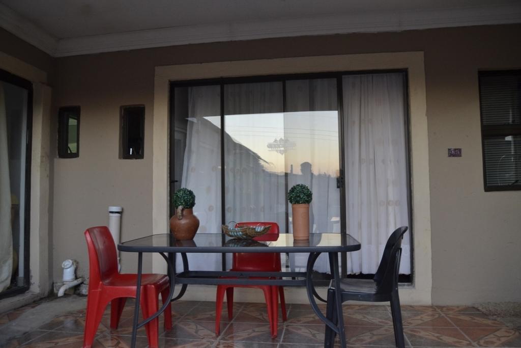 Thembisi Guesthouse Newcastle Εξωτερικό φωτογραφία