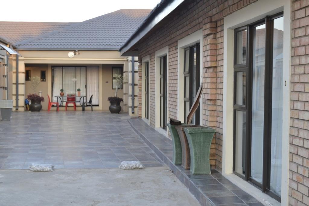Thembisi Guesthouse Newcastle Εξωτερικό φωτογραφία