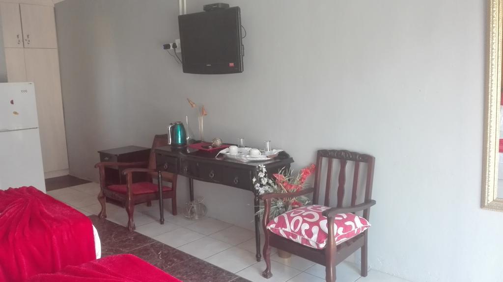 Thembisi Guesthouse Newcastle Εξωτερικό φωτογραφία